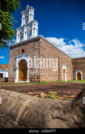 Tempel der Gottesmutter von Zapopan, oder der Zapopan Kapelle in der Stadt von Alamos, Sonora, Mexiko. Es ist ein historisches Denkmal durch das Nationale Institut für Anthropologie und Geschichte, INAH. Alamos ist eine zauberhafte Kolonialstadt. Diese mexikanische Villa wurde als Real de Los Alamos oder Los Frayles bekannt. Die Stadt Portale. Reisen, Tourismus, Architektur, Reiseziel, im Freien. © (© Foto: LuisGutierrez/NortePhoto.com) Templo de Nuestra Señora de Zapopan, o la capilla de Zapopan en la Villa de Alamos, Sonora, Mexiko. Es monumento Históricopor el Instituto Nacional de Antropología e Historia, INAH. Alamo Stockfoto