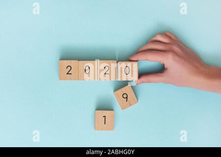 Holzwürfel 2019 Änderung zu 2020. Neues Jahr Konzept. Stockfoto