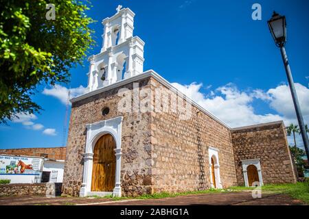 Tempel der Gottesmutter von Zapopan, oder der Zapopan Kapelle in der Stadt von Alamos, Sonora, Mexiko. Es ist ein historisches Denkmal durch das Nationale Institut für Anthropologie und Geschichte, INAH. Alamos ist eine zauberhafte Kolonialstadt. Diese mexikanische Villa wurde als Real de Los Alamos oder Los Frayles bekannt. Die Stadt Portale. Reisen, Tourismus, Architektur, Reiseziel, im Freien. © (© Foto: LuisGutierrez/NortePhoto.com) Templo de Nuestra Señora de Zapopan, o la capilla de Zapopan en la Villa de Alamos, Sonora, Mexiko. Es monumento Históricopor el Instituto Nacional de Antropología e Historia, INAH. Alamo Stockfoto