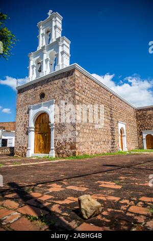 Tempel der Gottesmutter von Zapopan, oder der Zapopan Kapelle in der Stadt von Alamos, Sonora, Mexiko. Es ist ein historisches Denkmal durch das Nationale Institut für Anthropologie und Geschichte, INAH. Alamos ist eine zauberhafte Kolonialstadt. Diese mexikanische Villa wurde als Real de Los Alamos oder Los Frayles bekannt. Die Stadt Portale. Reisen, Tourismus, Architektur, Reiseziel, im Freien. © (© Foto: LuisGutierrez/NortePhoto.com) Templo de Nuestra Señora de Zapopan, o la capilla de Zapopan en la Villa de Alamos, Sonora, Mexiko. Es monumento Históricopor el Instituto Nacional de Antropología e Historia, INAH. Alamo Stockfoto