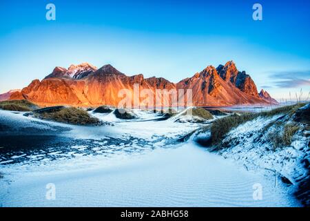 Sonnenuntergang über dem stokksnes Berg Vestrahorn Cape mit Schnee in Island Stockfoto