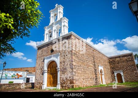 Tempel der Gottesmutter von Zapopan, oder der Zapopan Kapelle in der Stadt von Alamos, Sonora, Mexiko. Es ist ein historisches Denkmal durch das Nationale Institut für Anthropologie und Geschichte, INAH. Alamos ist eine zauberhafte Kolonialstadt. Diese mexikanische Villa wurde als Real de Los Alamos oder Los Frayles bekannt. Die Stadt Portale. Reisen, Tourismus, Architektur, Reiseziel, im Freien. © (© Foto: LuisGutierrez/NortePhoto.com) Templo de Nuestra Señora de Zapopan, o la capilla de Zapopan en la Villa de Alamos, Sonora, Mexiko. Es monumento Históricopor el Instituto Nacional de Antropología e Historia, INAH. Alamo Stockfoto