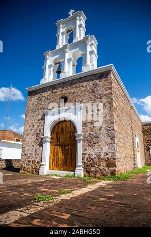 Tempel der Gottesmutter von Zapopan, oder der Zapopan Kapelle in der Stadt von Alamos, Sonora, Mexiko. Es ist ein historisches Denkmal durch das Nationale Institut für Anthropologie und Geschichte, INAH. Alamos ist eine zauberhafte Kolonialstadt. Diese mexikanische Villa wurde als Real de Los Alamos oder Los Frayles bekannt. Die Stadt Portale. Reisen, Tourismus, Architektur, Reiseziel, im Freien. © (© Foto: LuisGutierrez/NortePhoto.com) Templo de Nuestra Señora de Zapopan, o la capilla de Zapopan en la Villa de Alamos, Sonora, Mexiko. Es monumento Históricopor el Instituto Nacional de Antropología e Historia, INAH. Alamo Stockfoto