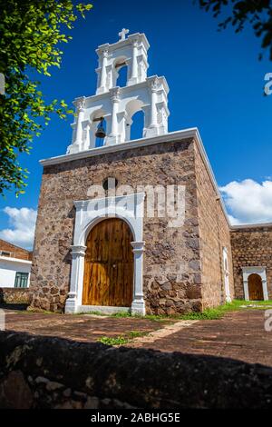 Tempel der Gottesmutter von Zapopan, oder der Zapopan Kapelle in der Stadt von Alamos, Sonora, Mexiko. Es ist ein historisches Denkmal durch das Nationale Institut für Anthropologie und Geschichte, INAH. Alamos ist eine zauberhafte Kolonialstadt. Diese mexikanische Villa wurde als Real de Los Alamos oder Los Frayles bekannt. Die Stadt Portale. Reisen, Tourismus, Architektur, Reiseziel, im Freien. © (© Foto: LuisGutierrez/NortePhoto.com) Templo de Nuestra Señora de Zapopan, o la capilla de Zapopan en la Villa de Alamos, Sonora, Mexiko. Es monumento Históricopor el Instituto Nacional de Antropología e Historia, INAH. Alamo Stockfoto