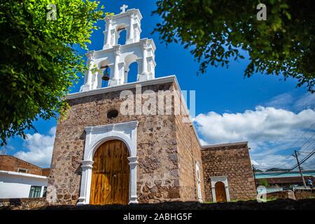 Tempel der Gottesmutter von Zapopan, oder der Zapopan Kapelle in der Stadt von Alamos, Sonora, Mexiko. Es ist ein historisches Denkmal durch das Nationale Institut für Anthropologie und Geschichte, INAH. Alamos ist eine zauberhafte Kolonialstadt. Diese mexikanische Villa wurde als Real de Los Alamos oder Los Frayles bekannt. Die Stadt Portale. Reisen, Tourismus, Architektur, Reiseziel, im Freien. © (© Foto: LuisGutierrez/NortePhoto.com) Templo de Nuestra Señora de Zapopan, o la capilla de Zapopan en la Villa de Alamos, Sonora, Mexiko. Es monumento Históricopor el Instituto Nacional de Antropología e Historia, INAH. Alamo Stockfoto