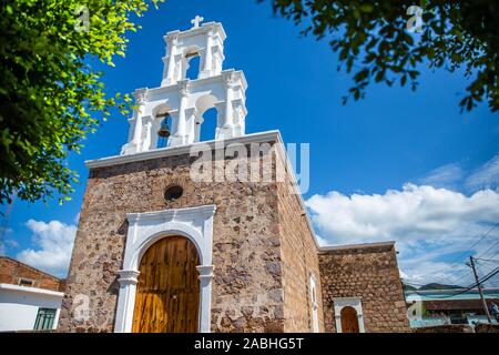 Tempel der Gottesmutter von Zapopan, oder der Zapopan Kapelle in der Stadt von Alamos, Sonora, Mexiko. Es ist ein historisches Denkmal durch das Nationale Institut für Anthropologie und Geschichte, INAH. Alamos ist eine zauberhafte Kolonialstadt. Diese mexikanische Villa wurde als Real de Los Alamos oder Los Frayles bekannt. Die Stadt Portale. Reisen, Tourismus, Architektur, Reiseziel, im Freien. © (© Foto: LuisGutierrez/NortePhoto.com) Templo de Nuestra Señora de Zapopan, o la capilla de Zapopan en la Villa de Alamos, Sonora, Mexiko. Es monumento Históricopor el Instituto Nacional de Antropología e Historia, INAH. Alamo Stockfoto