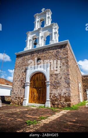 Tempel der Gottesmutter von Zapopan, oder der Zapopan Kapelle in der Stadt von Alamos, Sonora, Mexiko. Es ist ein historisches Denkmal durch das Nationale Institut für Anthropologie und Geschichte, INAH. Alamos ist eine zauberhafte Kolonialstadt. Diese mexikanische Villa wurde als Real de Los Alamos oder Los Frayles bekannt. Die Stadt Portale. Reisen, Tourismus, Architektur, Reiseziel, im Freien. © (© Foto: LuisGutierrez/NortePhoto.com) Templo de Nuestra Señora de Zapopan, o la capilla de Zapopan en la Villa de Alamos, Sonora, Mexiko. Es monumento Históricopor el Instituto Nacional de Antropología e Historia, INAH. Alamo Stockfoto