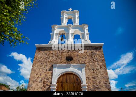 Tempel der Gottesmutter von Zapopan, oder der Zapopan Kapelle in der Stadt von Alamos, Sonora, Mexiko. Es ist ein historisches Denkmal durch das Nationale Institut für Anthropologie und Geschichte, INAH. Alamos ist eine zauberhafte Kolonialstadt. Diese mexikanische Villa wurde als Real de Los Alamos oder Los Frayles bekannt. Die Stadt Portale. Reisen, Tourismus, Architektur, Reiseziel, im Freien. © (© Foto: LuisGutierrez/NortePhoto.com) Templo de Nuestra Señora de Zapopan, o la capilla de Zapopan en la Villa de Alamos, Sonora, Mexiko. Es monumento Históricopor el Instituto Nacional de Antropología e Historia, INAH. Alamo Stockfoto