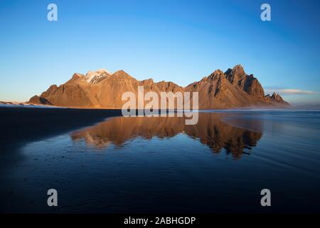 Sonnenuntergang über dem stokksnes Berg Vestrahorn Cape in Island Stockfoto