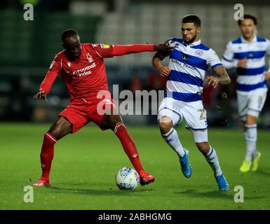 Queens Park Rangers' Nahki Brunnen und Nottingham Forest Albert Adomah (links) Kampf um den Ball in den Himmel Wette Meisterschaft Gleiches an der Loftus Road, London. Stockfoto