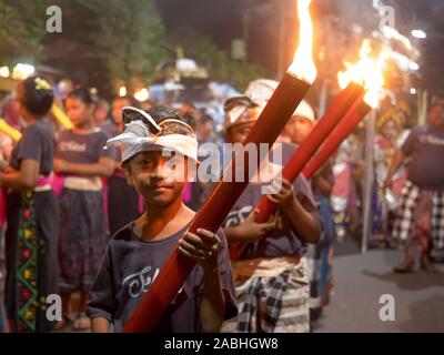 KUTA, Indonesien - März, 16, 2018: ein Junge mit einer Taschenlampe in das neue Jahr street parade in Bali. Stockfoto