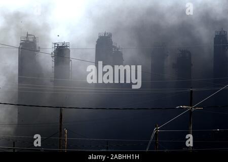 Houston, USA. 27 Nov, 2019. Eine Chemiefabrik von TPC Gruppe ist eingehüllt durch Rauch, da sich das Feuer weiter in Port Neches, etwa 150 km östlich von Houston, Texas, in den Vereinigten Staaten, an November 27, 2019. Drei Menschen wurden in einem Chemiewerk Explosion im Südosten von Texas am Mittwoch Morgen verletzt. Credit: Steven Song/Xinhua/Alamy leben Nachrichten Stockfoto