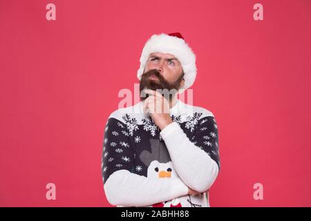 Was, wenn. Hipster bärtiger Mann tragen winter Pullover und Hut. Frohes neues Jahr. Winter planen. Man nachdenkliche Gesichtsausdruck. Harte Entscheidung. Die Entscheidungsfindung. Zu Weihnachten wünschen. Lebensverändernde Entscheidung. Stockfoto