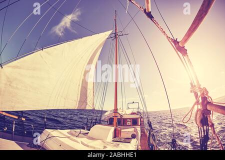 Fischaugen-objektiv Bild von einem alten Segelschiff bei Sonnenuntergang, Farbe Tonen angewendet. Stockfoto