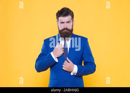 Immobilienmakler Marketing. männliche Mode. Erfolgreich und charismatische Rechtsanwalt. Führung Konzept. Life Management. Superior Business Lösungen. Geschäftsmann Anzug. reifer Mann Corporate Leader Bärtigen. Stockfoto