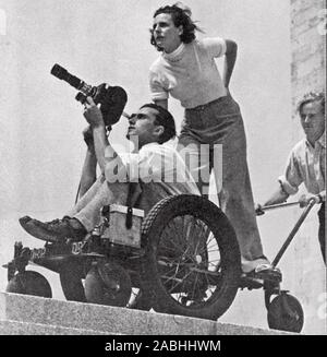 LENI RIEFENSTAHL (1902-2003), deutscher Regisseur die Überwachung der Berichterstattung über die Olympischen Sommerspiele 1936 in Berlin für den Film "Olympia" Stockfoto