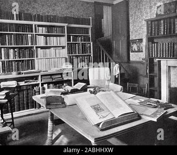 WILLIAM MORRIS (1834-1896) Englisch Textildesignerin. Seine Studie bei Kelmscott Manor, Oxfordshire, um 1920 Stockfoto