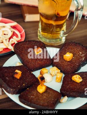 Gebratenes Brot mit Knoblauch und Bier Stockfoto