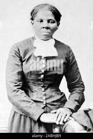 Jahrgang Porträt Foto von Harriet Tubman (c 1820 - 1913). In Sklaverei geboren, Tubman (Geburtsname Araminta Ross) entwischt und später geführten anderen Sklaven in die Freiheit über die U-Bahn vor der Arbeit als Krankenschwester, Spion und Scout für die Unionsarmee während des Amerikanischen Bürgerkriegs. Im späteren Leben Sie engagiert in humanitären Arbeit und gefördert, um die Ursache für das Frauenwahlrecht. Foto ca. 1875 von Harvey B Lindsley. Stockfoto