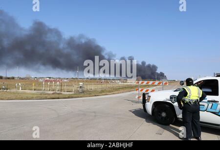 Houston, USA. 27 Nov, 2019. Eine Straße in der Nähe einer Chemiefabrik von TPC Gruppe, wo eine Explosion aufgetreten ist in Port Neches abgesperrt, etwa 150 km östlich von Houston, Texas, in den Vereinigten Staaten, an November 27, 2019. Drei Menschen wurden in einem Chemiewerk Explosion im Südosten von Texas am Mittwoch Morgen verletzt. Credit: Steven Song/Xinhua/Alamy leben Nachrichten Stockfoto