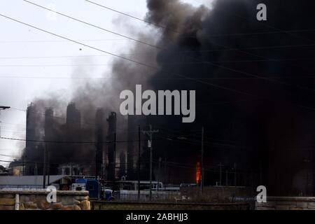 Houston, USA. 27 Nov, 2019. Eine Chemiefabrik von TPC Gruppe ist eingehüllt durch Rauch, da sich das Feuer weiter in Port Neches, etwa 150 km östlich von Houston, Texas, in den Vereinigten Staaten, an November 27, 2019. Drei Menschen wurden in einem Chemiewerk Explosion im Südosten von Texas am Mittwoch Morgen verletzt. Credit: Steven Song/Xinhua/Alamy leben Nachrichten Stockfoto