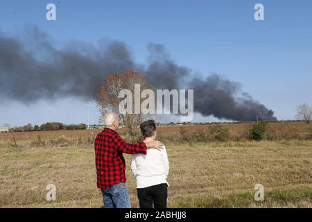 Houston, USA. 27 Nov, 2019. Leute schauen auf Rauch aus einem chemischen Betrieb von TPC-Gruppe als das Feuer weiter in Port Neches, etwa 150 km östlich von Houston, Texas, in den Vereinigten Staaten, an November 27, 2019. Drei Menschen wurden in einem Chemiewerk Explosion im Südosten von Texas am Mittwoch Morgen verletzt. Credit: Steven Song/Xinhua/Alamy leben Nachrichten Stockfoto