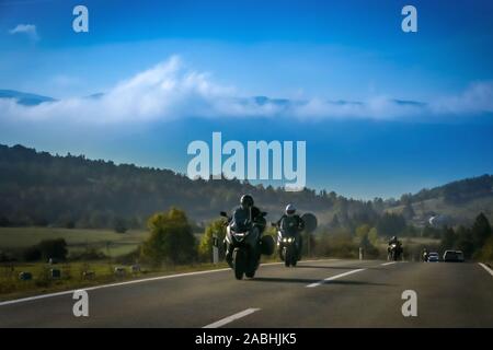 Vorderansicht des Motorräder fahren auf der Straße zwei Art und Weise mit der Landschaft von Gorski Kotar in Kroatien. Stockfoto