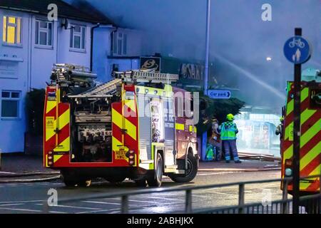 Sechs Löschfahrzeuge und rund 40 Feuerwehrmänner zu einem Brand über einem Geschäft auf Cranbrook Road, Ilford, genannt. Die Hälfte der erste Stock und das Dach beschädigt wurden, Feuerwehrmänner verwendet eine Drehleiter Plattform und eine Drohne, die Flamme zu bekämpfen. Die Brigade wurde 1544 genannt und wurde der Brand unter Kontrolle 1902. Feuerwehr von Hennegau, Ilford, Woodford, Stratford und Dagenham die Szene besucht. Stockfoto