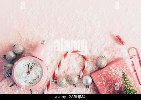 Wecker, silber Weihnachtskugeln, striped Cane, Geschenkpapier, Büroklammer Stockfoto