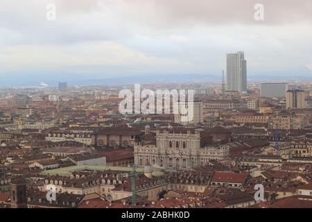 Liktorenturm im Turiner Skyline gesehen Stockfoto