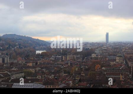 Liktorenturm im Turiner Skyline gesehen Stockfoto