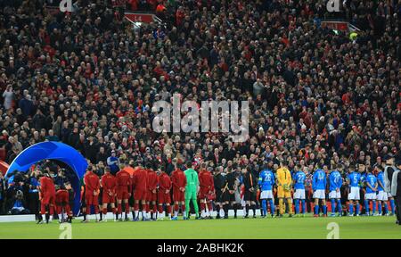 Anfield, Liverpool, Merseyside, UK. 27 Nov, 2019. UEFA Champions League Fußball, Liverpool gegen SSC Napoli; die Spieler beider Mannschaften Line up während dem Spielen der UEFA Champions League Hymne - Redaktionelle Verwendung Credit: Aktion plus Sport/Alamy leben Nachrichten Stockfoto