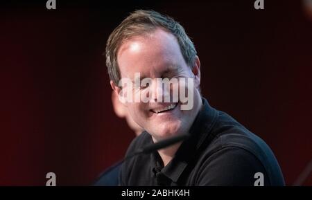 Hamburg, Deutschland. 27 Nov, 2019. Oke Göttlich, Präsident des FC St. Pauli, lacht an der ordentlichen Generalversammlung der zweiten Abteilung Fußball FC St. Pauli. Credit: Daniel Reinhardt/dpa - WICHTIGER HINWEIS: In Übereinstimmung mit den Anforderungen der DFL Deutsche Fußball Liga oder der DFB Deutscher Fußball-Bund ist es untersagt, zu verwenden oder verwendet Fotos im Stadion und/oder das Spiel in Form von Bildern und/oder Videos - wie Foto Sequenzen getroffen haben./dpa/Alamy leben Nachrichten Stockfoto