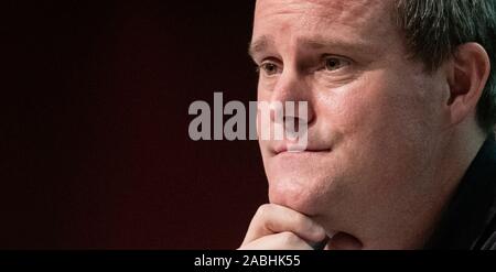 Hamburg, Deutschland. 27 Nov, 2019. Oke Göttlich, Präsident des FC St. Pauli, folgt die ordentliche Mitgliederversammlung der zweiten Abteilung Fußball FC St. Pauli. Credit: Daniel Reinhardt/dpa - WICHTIGER HINWEIS: In Übereinstimmung mit den Anforderungen der DFL Deutsche Fußball Liga oder der DFB Deutscher Fußball-Bund ist es untersagt, zu verwenden oder verwendet Fotos im Stadion und/oder das Spiel in Form von Bildern und/oder Videos - wie Foto Sequenzen getroffen haben./dpa/Alamy leben Nachrichten Stockfoto