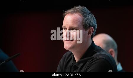 Hamburg, Deutschland. 27 Nov, 2019. Oke Göttlich, Präsident des FC St. Pauli, folgt die ordentliche Mitgliederversammlung der zweiten Abteilung Fußball FC St. Pauli. Credit: Daniel Reinhardt/dpa - WICHTIGER HINWEIS: In Übereinstimmung mit den Anforderungen der DFL Deutsche Fußball Liga oder der DFB Deutscher Fußball-Bund ist es untersagt, zu verwenden oder verwendet Fotos im Stadion und/oder das Spiel in Form von Bildern und/oder Videos - wie Foto Sequenzen getroffen haben./dpa/Alamy leben Nachrichten Stockfoto