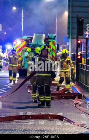 Sechs Löschfahrzeuge und rund 40 Feuerwehrmänner zu einem Brand über einem Geschäft auf Cranbrook Road, Ilford, genannt. Die Hälfte der erste Stock und das Dach beschädigt wurden, Feuerwehrmänner verwendet eine Drehleiter Plattform und eine Drohne, die Flamme zu bekämpfen. Die Brigade wurde 1544 genannt und wurde der Brand unter Kontrolle 1902. Feuerwehr von Hennegau, Ilford, Woodford, Stratford und Dagenham die Szene besucht. Stockfoto