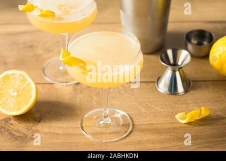 Hausgemachte Gin Corpse Reviver Nummer 2 mit Zitrone Stockfoto