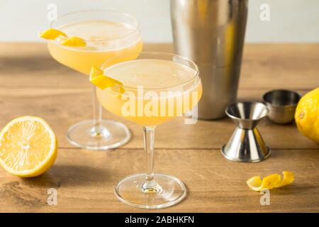 Hausgemachte Gin Corpse Reviver Nummer 2 mit Zitrone Stockfoto