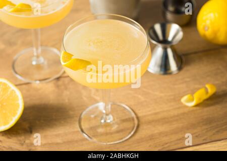 Hausgemachte Gin Corpse Reviver Nummer 2 mit Zitrone Stockfoto