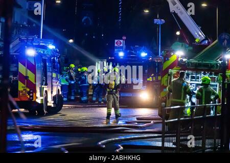 Sechs Löschfahrzeuge und rund 40 Feuerwehrmänner zu einem Brand über einem Geschäft auf Cranbrook Road, Ilford, genannt. Die Hälfte der erste Stock und das Dach beschädigt wurden, Feuerwehrmänner verwendet eine Drehleiter Plattform und eine Drohne, die Flamme zu bekämpfen. Die Brigade wurde 1544 genannt und wurde der Brand unter Kontrolle 1902. Feuerwehr von Hennegau, Ilford, Woodford, Stratford und Dagenham die Szene besucht. Stockfoto