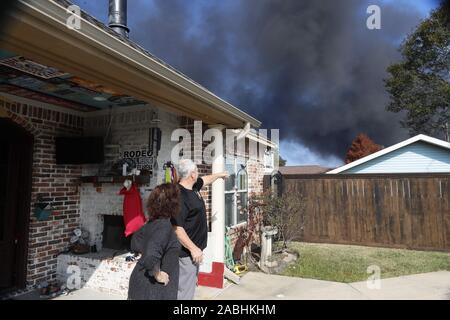 Houston, USA. 27 Nov, 2019. Lokale Leute schauen auf Rauch aus einem chemischen Betrieb von TPC-Gruppe als das Feuer weiter in Port Neches, etwa 150 km östlich von Houston, Texas, in den Vereinigten Staaten, an November 27, 2019. Drei Menschen wurden in einem Chemiewerk Explosion im Südosten von Texas am Mittwoch Morgen verletzt. Credit: Steven Song/Xinhua/Alamy leben Nachrichten Stockfoto