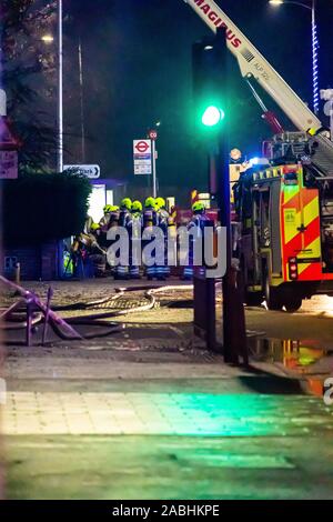 Sechs Löschfahrzeuge und rund 40 Feuerwehrmänner zu einem Brand über einem Geschäft auf Cranbrook Road, Ilford, genannt. Die Hälfte der erste Stock und das Dach beschädigt wurden, Feuerwehrmänner verwendet eine Drehleiter Plattform und eine Drohne, die Flamme zu bekämpfen. Die Brigade wurde 1544 genannt und wurde der Brand unter Kontrolle 1902. Feuerwehr von Hennegau, Ilford, Woodford, Stratford und Dagenham die Szene besucht. Stockfoto