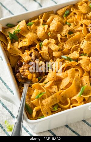 Hausgemachte Frito PIe mexikanische Kasserolle mit Käse und Bohnen Stockfoto