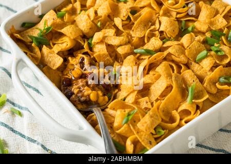 Hausgemachte Frito PIe mexikanische Kasserolle mit Käse und Bohnen Stockfoto