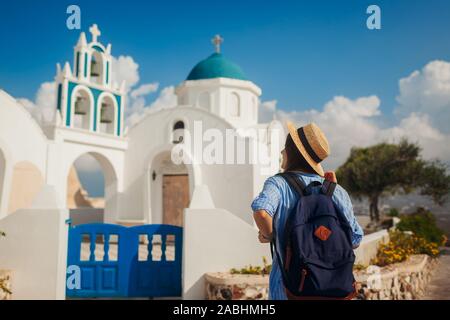 Die Insel Santorini Reisende erkunden griechische Kirche Architektur in Akrotiri. Frau touristische Wandern im Urlaub Stockfoto