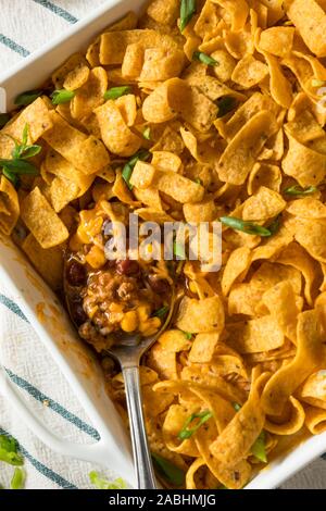 Hausgemachte Frito PIe mexikanische Kasserolle mit Käse und Bohnen Stockfoto