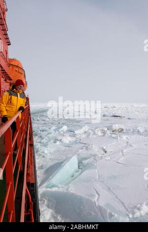 Russland, hohe Arktis. Krachend durch dickes Eis bei 89 Grad Nord als vom Deck der russischen Eisbrecher gesehen, 50 Jahre Sieg. Stockfoto