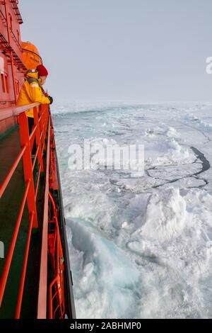 Russland, hohe Arktis. Krachend durch dickes Eis bei 89 Grad Nord als vom Deck der russischen Eisbrecher gesehen, 50 Jahre Sieg. Stockfoto