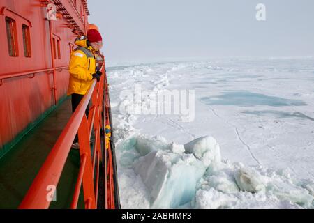 Russland, hohe Arktis. Krachend durch dickes Eis bei 89 Grad Nord als vom Deck der russischen Eisbrecher gesehen, 50 Jahre Sieg. Stockfoto