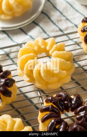 Hausgemachten Süßen französischen Cruller Donuts bereit zu Essen Stockfoto